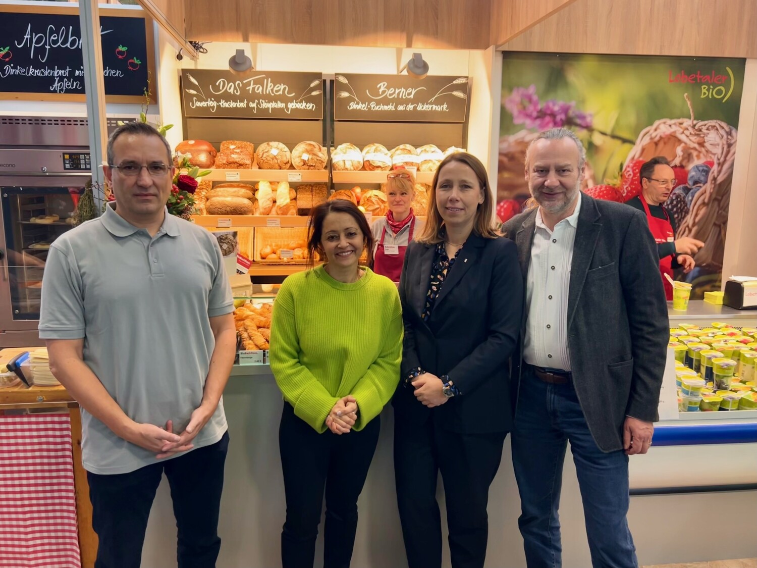 Senatorin Badenberg und Staatssekretärin Uleer an einem Bäckerstand auf der Grünen Woche Berlin
