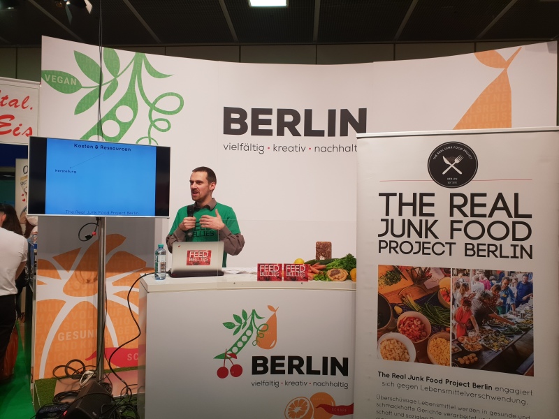 ein Mitarbeiter von the real junk food project Berlin beim Food waste Quiz