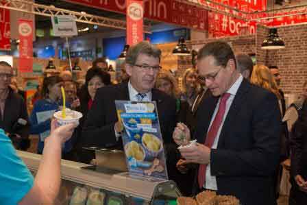 Regierender Bürgermeister Müller am Stand von Florida Eis