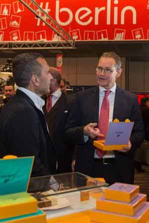 Regierender Bürgermeister Müller mit einer Schachtel Pralinen in der Hand
