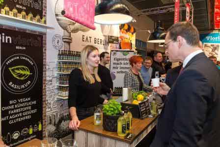 Regierender Bürgermeister Müller am Stand von Ein Viertel Berlin