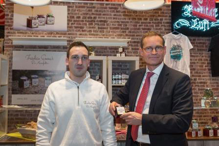 Regierender Bürgemeister Müller am Stand von Fräulein Emmas