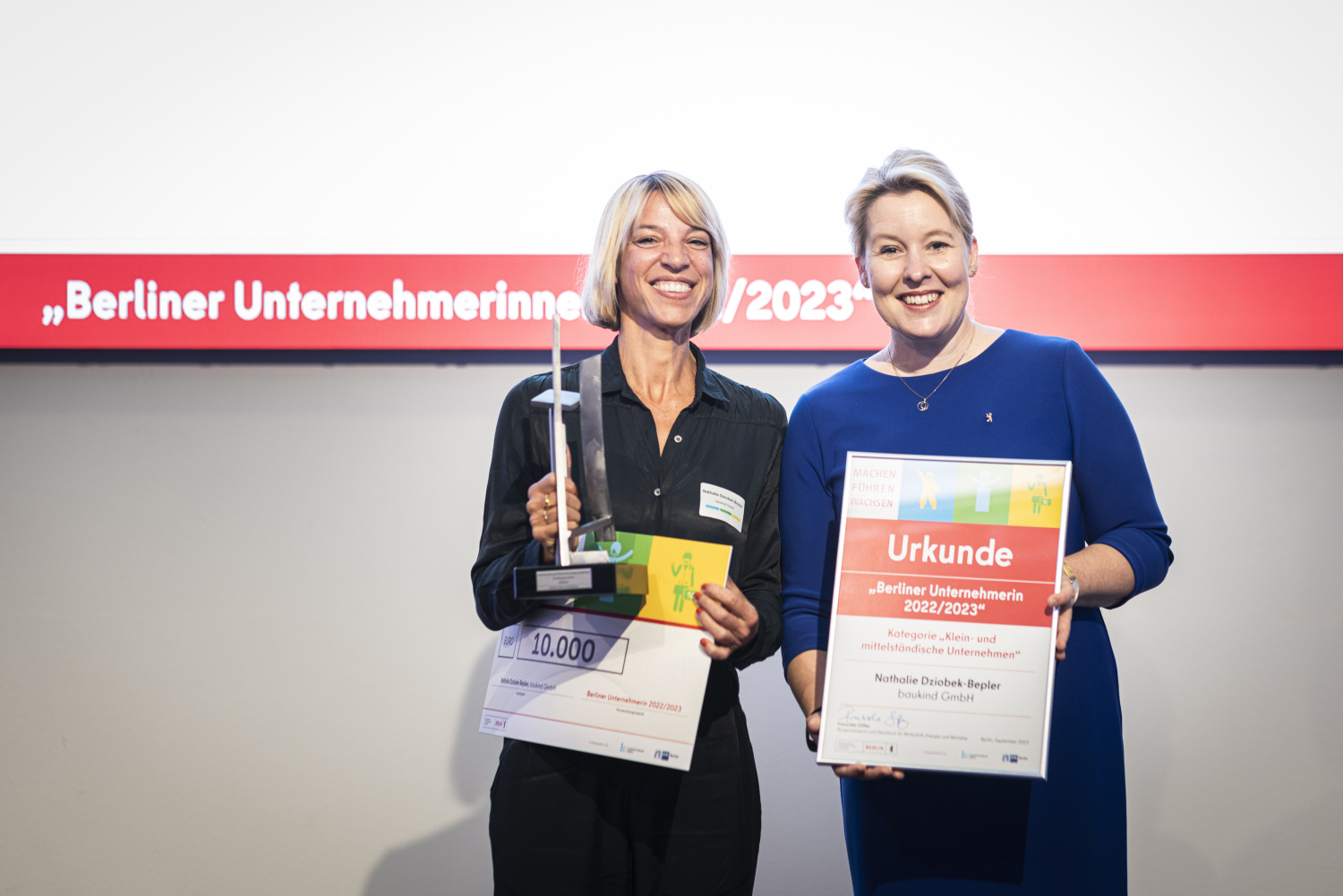 Nathalie Dziobek-Bepler gewann den Unternehmerinnenpreis in der Kategorie KMU (Baukind GmbH), ausgezeichnet von Wirtschaftssenatorin Giffey