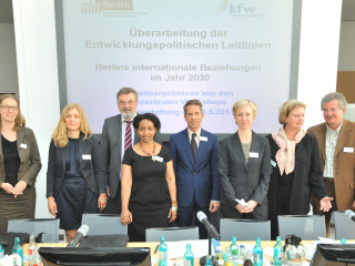 Nicola Humpert, EPIZ, Julia Eckey, IHK Berlin, Klaus Brückner, Leiter Repräsentanz Berlin der GIZ, Freweyni Habtemariam, FU Berlin, Dr. Rainer Seider, Senatsverwaltung für Wirtschaft, Silvia Fehrmann, Haus der Kulturen der Welt, Dr. Maritta Koch-Weser, Earth3000, Eckhard Bock, Senatsverwatung für Wirtschaft, Technologie und Frauen (von links nach rechts)