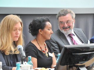 Julia Eckey, IHK Berlin, Freweyni Habtemariam, FU Berlin, Klaus Brückner, Leiter Repräsentanz Berlin der GIZ (von links nach rechts)