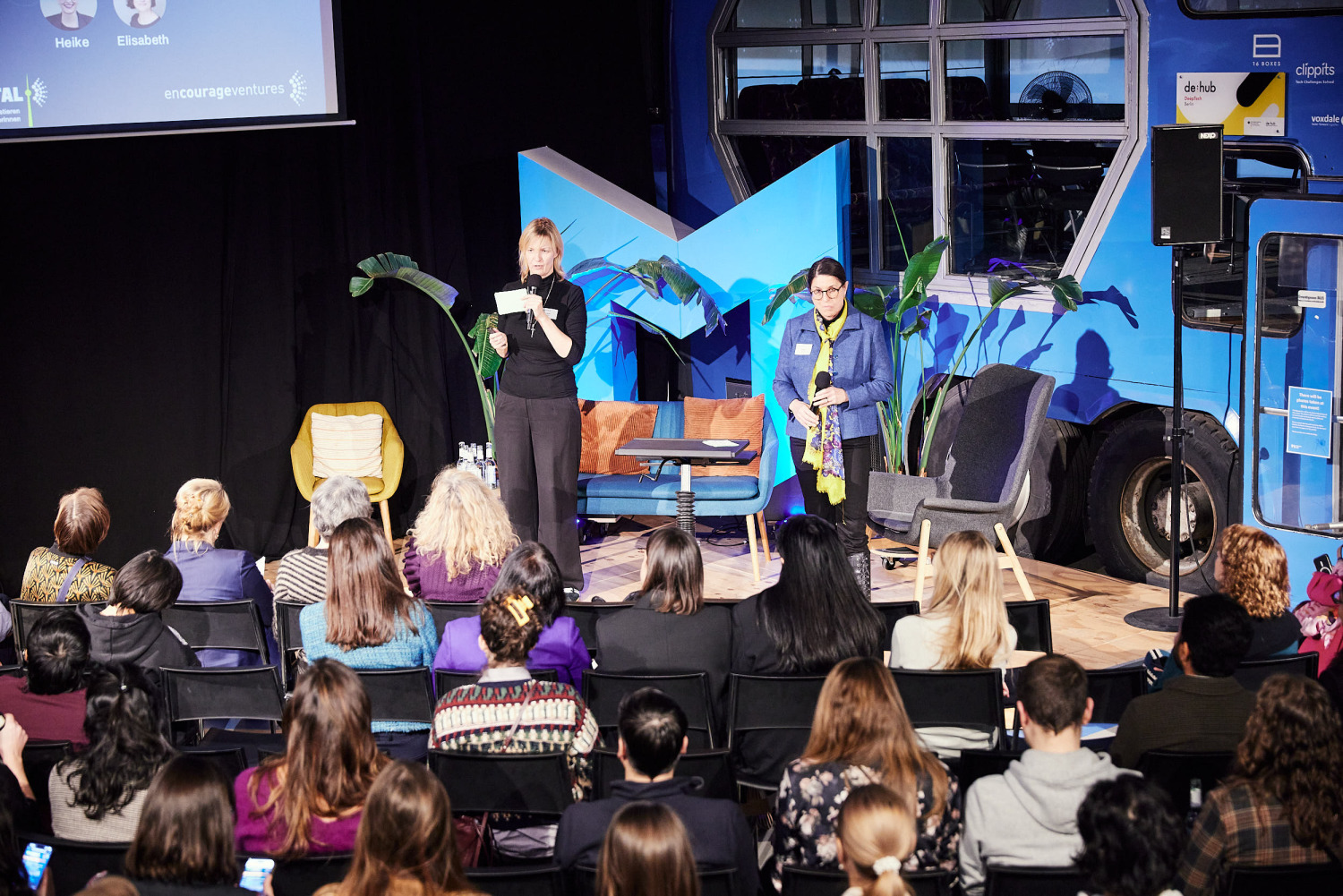 Bühne der Female Capital Pitch Night mit Urte Zahn und Britta Bomhard