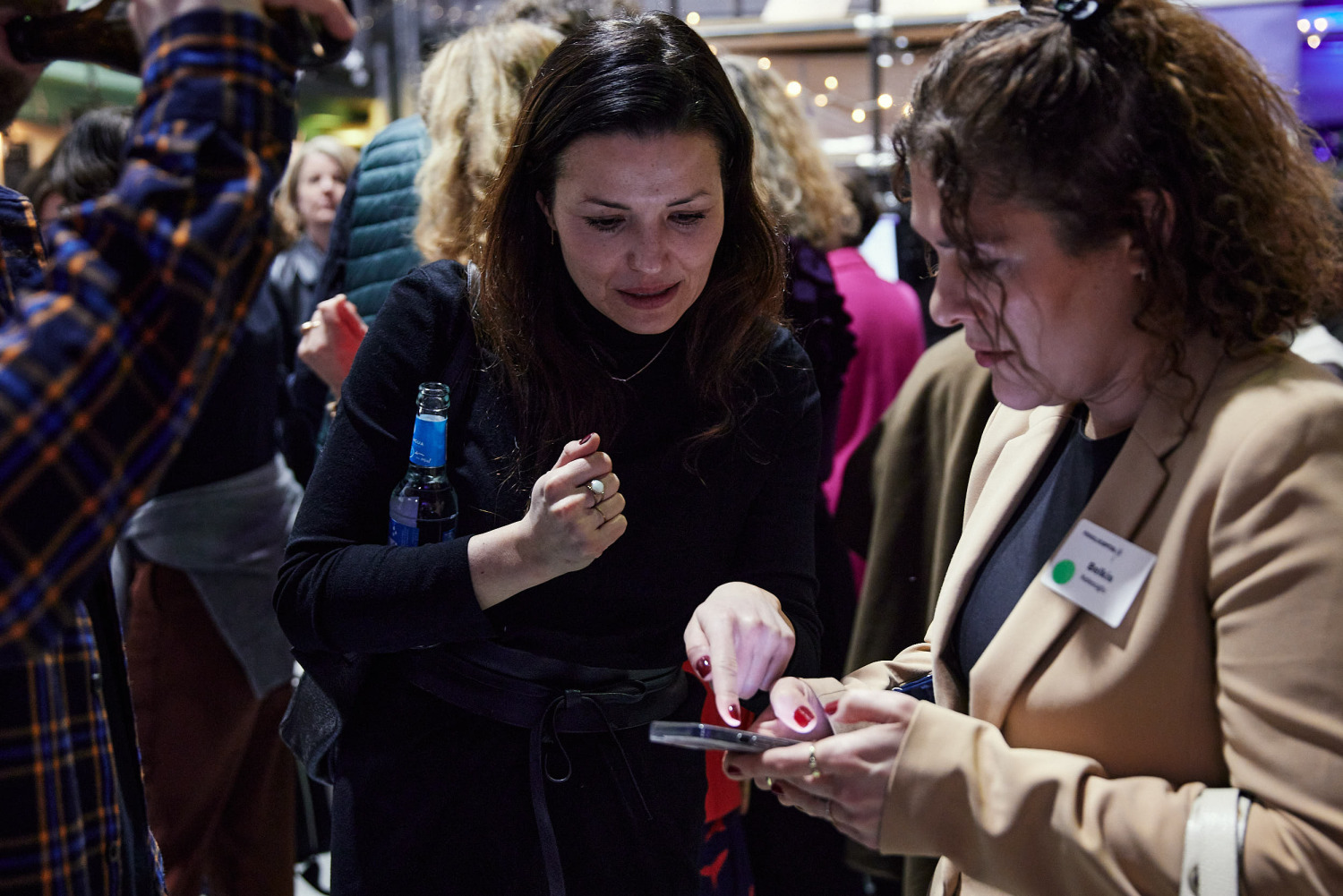 Gäste am netzwerken bei der Female Capital Pitch Night