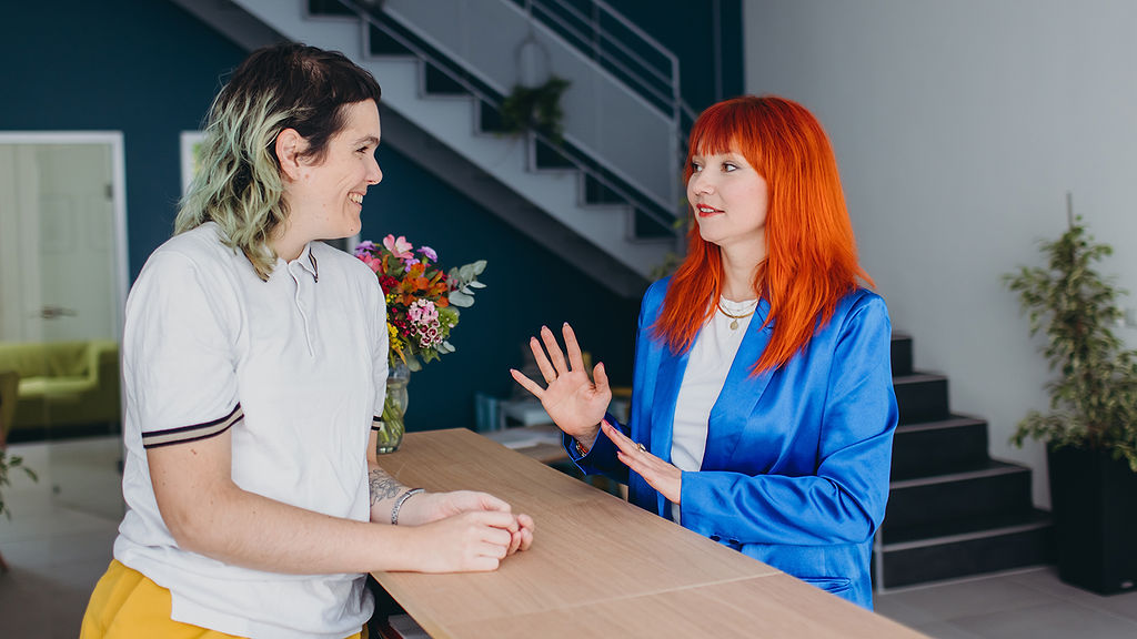 Zwei Frauen sprechen miteinander