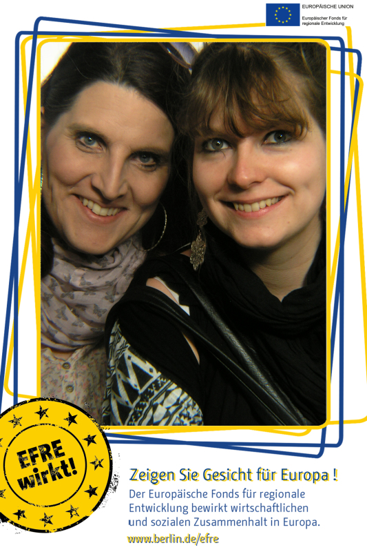 Zwei Frauen im Fotoboxrahmen EFRE: Zeigen Sie Gesicht für Europa!
