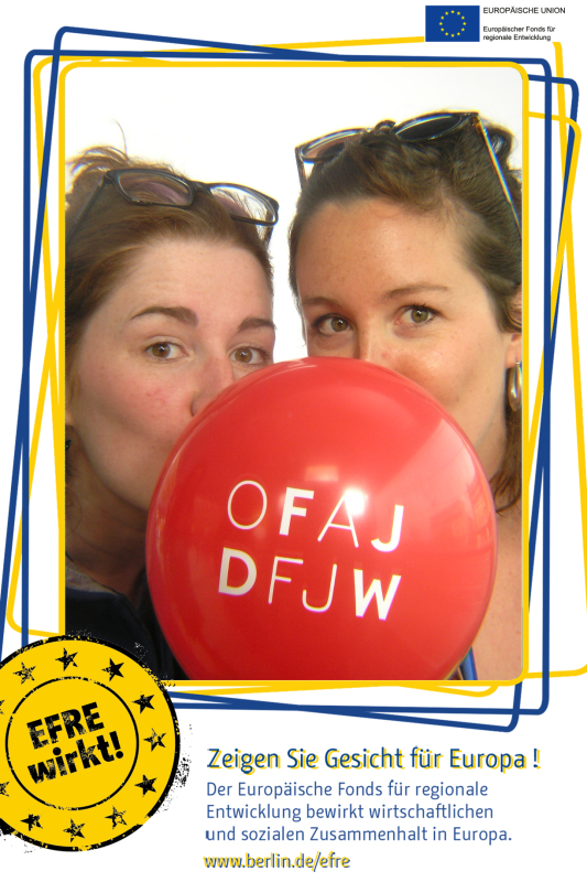 Zwei Personen mit einem Ballon im Fotoboxrahmen EFRE: Zeigen Sie Gesicht für Europa!
