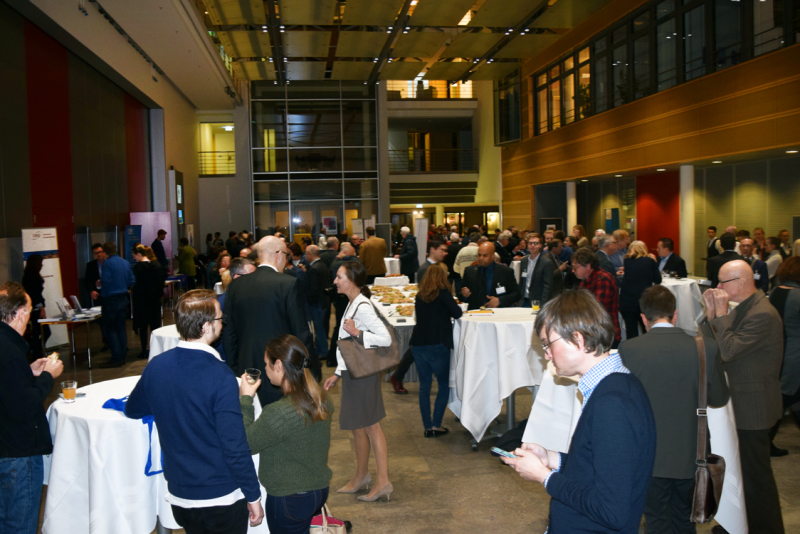 Die Besucherinnen und Besucher der Veranstaltung im Lichthof