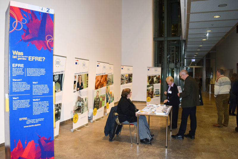 Interessierte am Stand bei Frau Abendroth vor der Posterausstellung