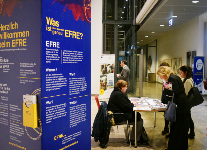Die Infosäule und Interessierte am Stand bei Frau Abendroth