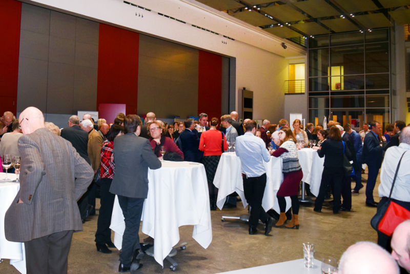 Besucherinnen und Besucher beim Ausklang der Veranstaltung im Gespräch