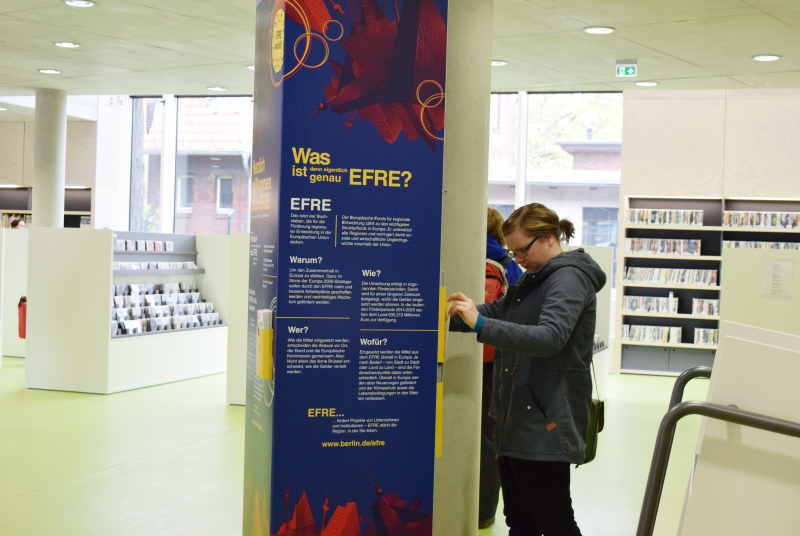 Gäste vor der Infosäule