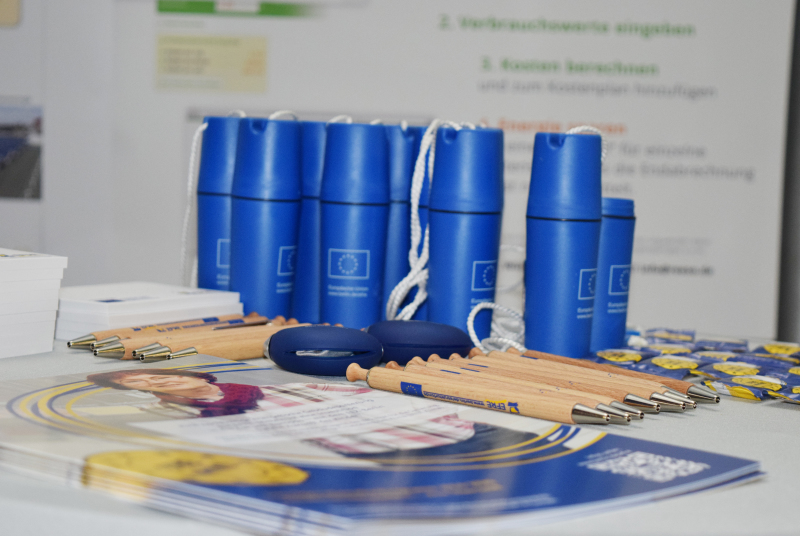 EFRE-Material zum Mitnehmen: Badebox, Stifte, Faltblätter, Traubenzucker, Flyer