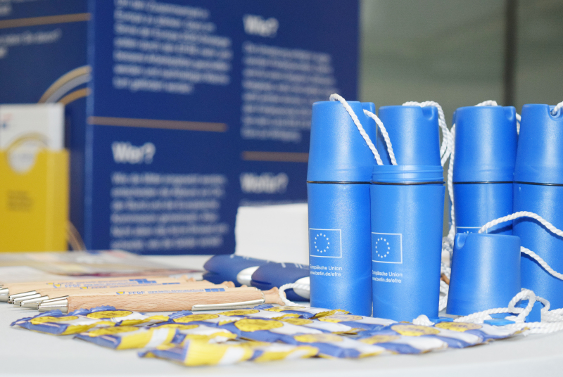 EFRE-Material zum Mitnehmen: Badebox, Stifte, Faltblätter, Traubenzucker, Flyer