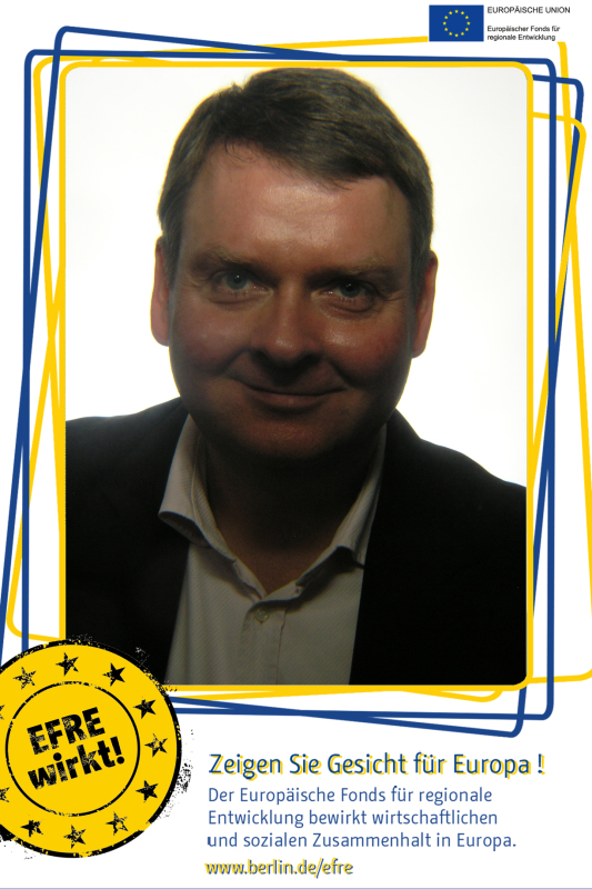 Ein Mann im Fotoboxrahmen EFRE: Zeigen Sie Gesicht für Europa!