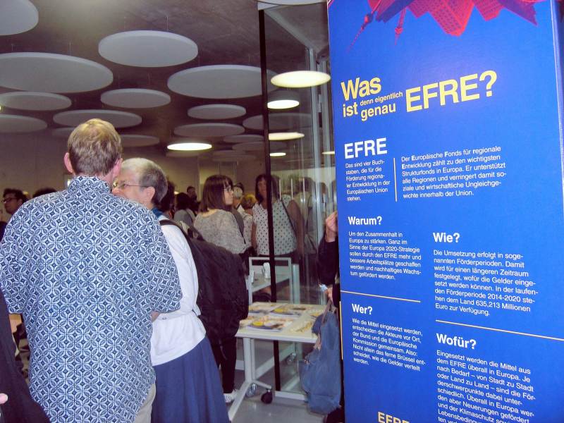Gäste vor der EFRE-Infosäule