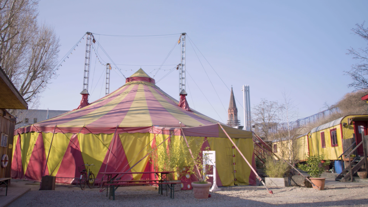 Ein aufgebautes Zirkuszelt
