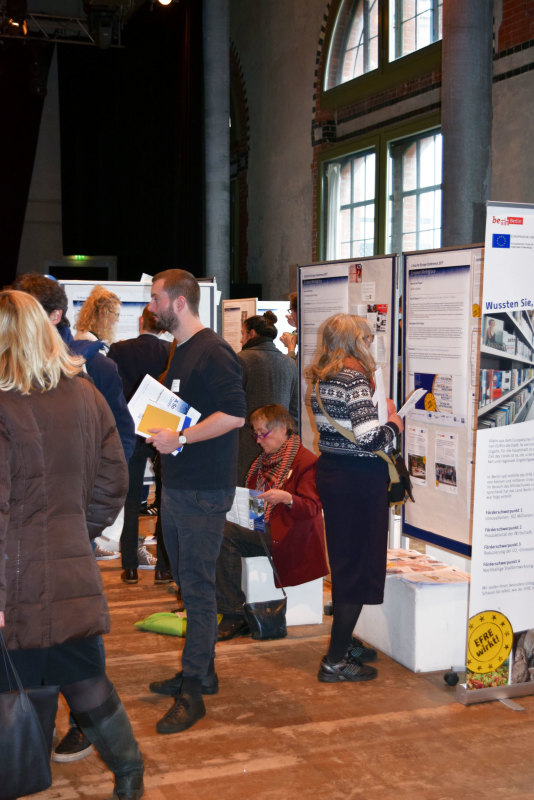 Teil des EFRE-Standes mit grundlegenden Informationen über die Projektachse 4