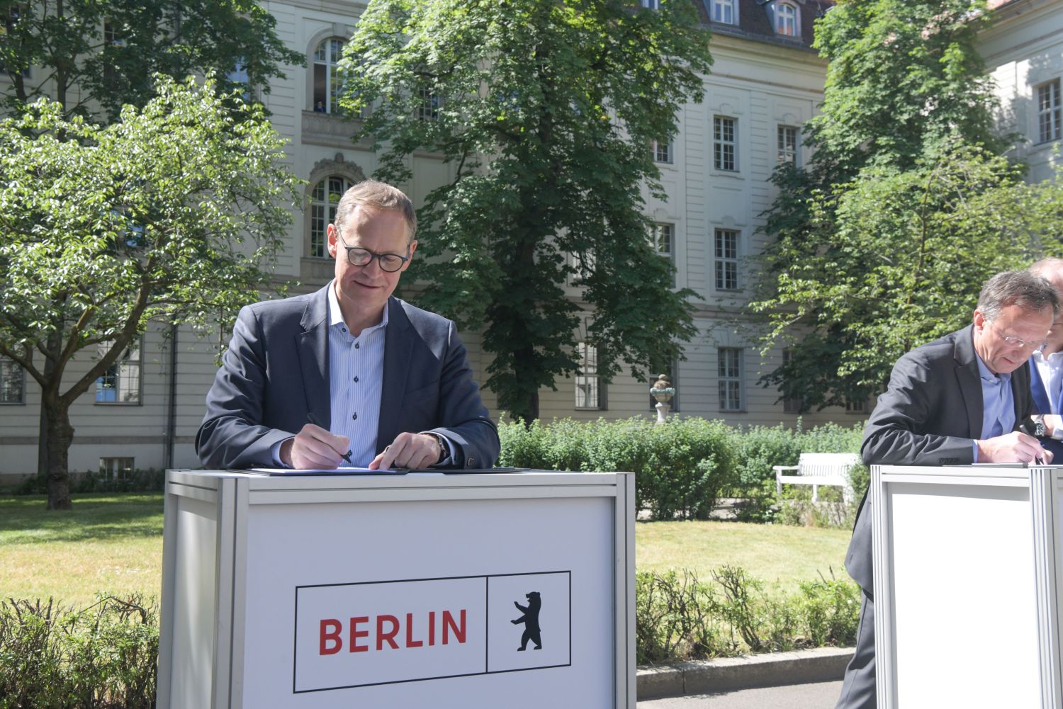 Michael Müller bei der Unterzeichnung der Rahmenerrichtungsvereinbarung für das „Deutsche Herzzentrum der Charité“