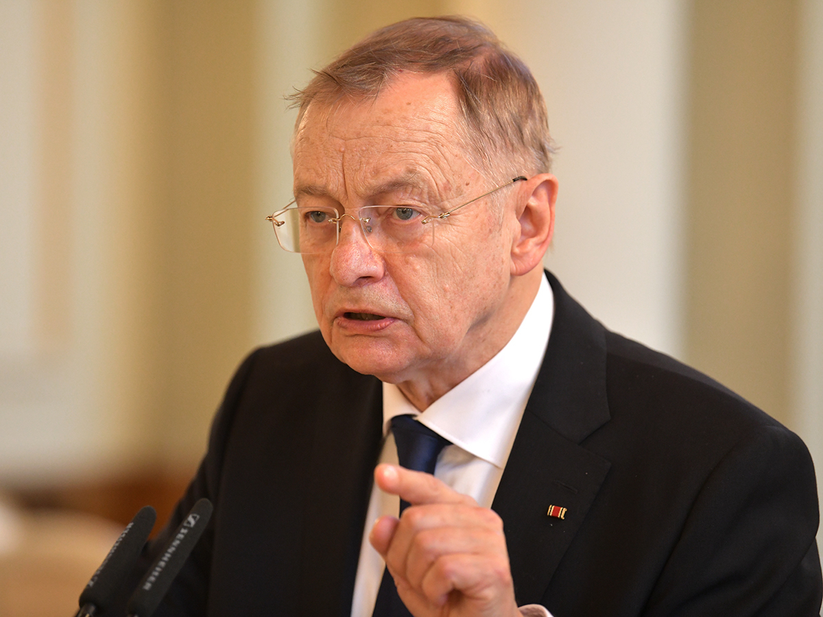 Prof. Hajo Funke bei der Aushändigung des Verdienstordens der Bundesrepublik Deutschland