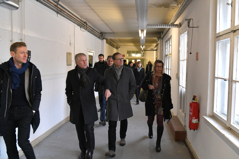 Presserundgang im Robert-Koch-Forum mit dem Regierender Bürgermeister Müller