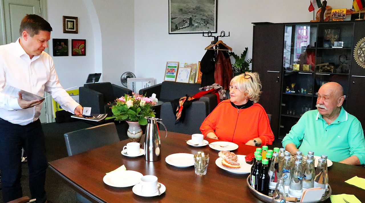 Ehrung des Ehepaars Mittag durch Bezirksbürgermeister Martin Schaefer