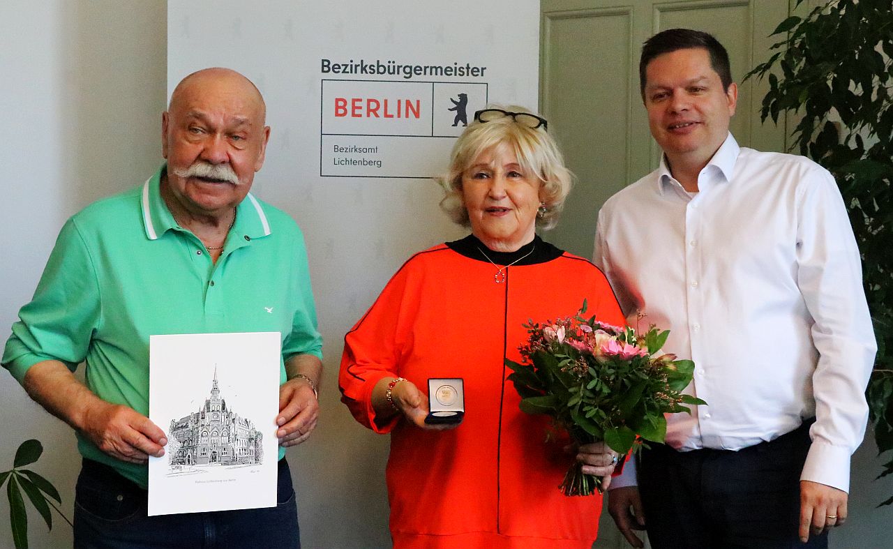 Überreichung des Bezirkstalers an das Ehepaar Mittag durch Bezirksbürgermeister Martin Schaefer