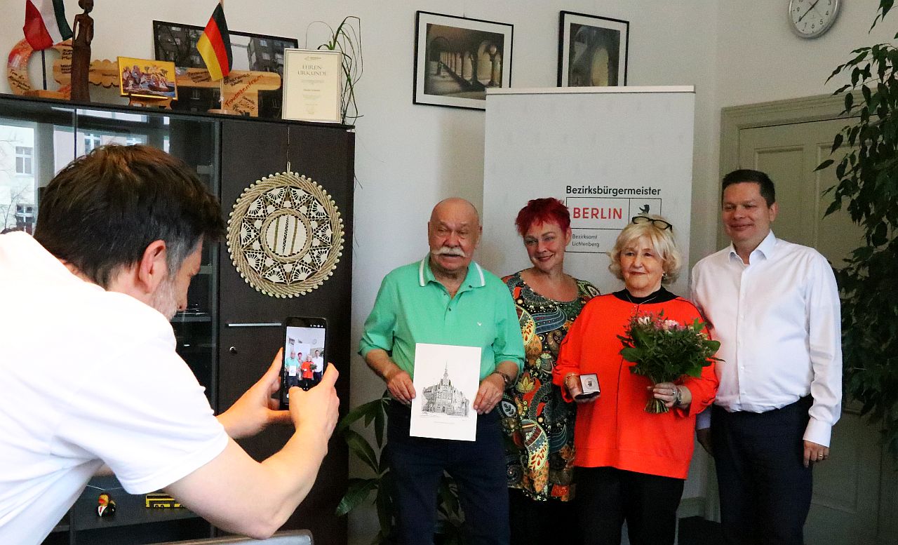 Foto zur Ehrung mit dem Ehepaar Mittag, Frau Bahr vom Gratulationsdienst und dem Bezirksbürgermeister Martin Schaefer