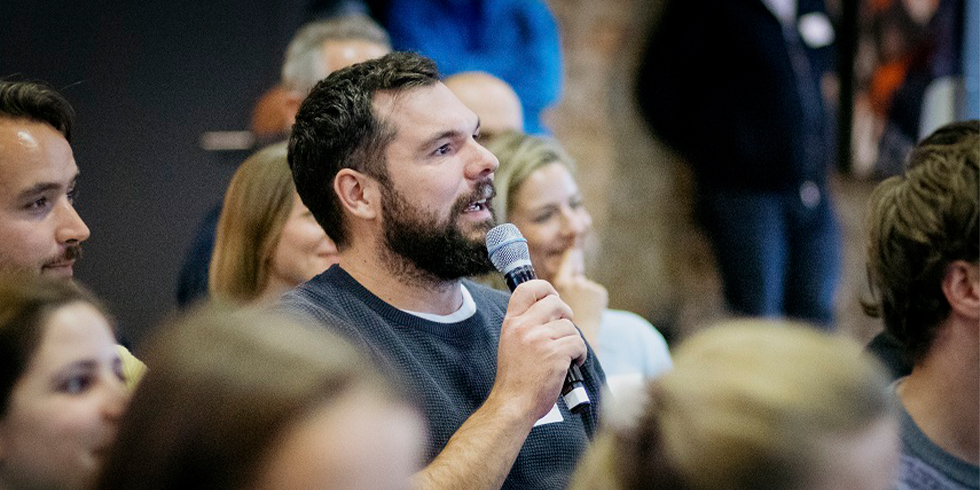 Person im Publikum mit Mikrofon