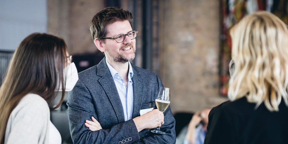 Personen auf der Solarcity Konferenz im Gespräch