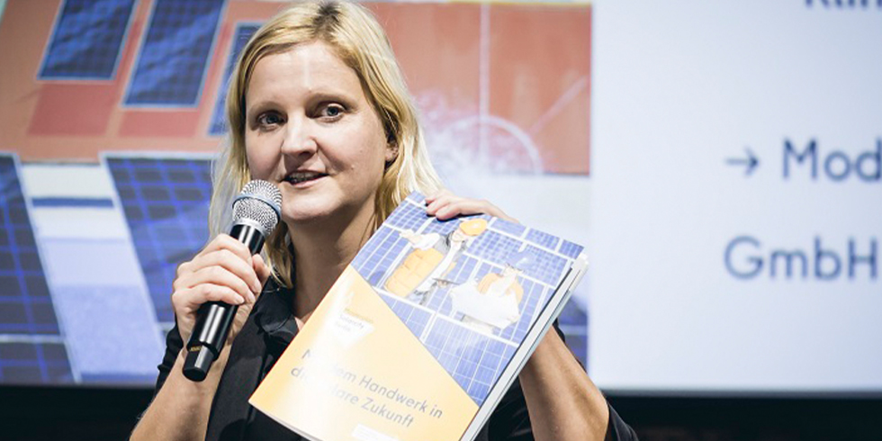 Sprecherin auf der Bühne