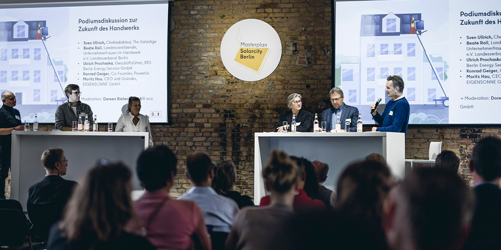 Bühne mit sechs Personen, Publikum im Vordergrund