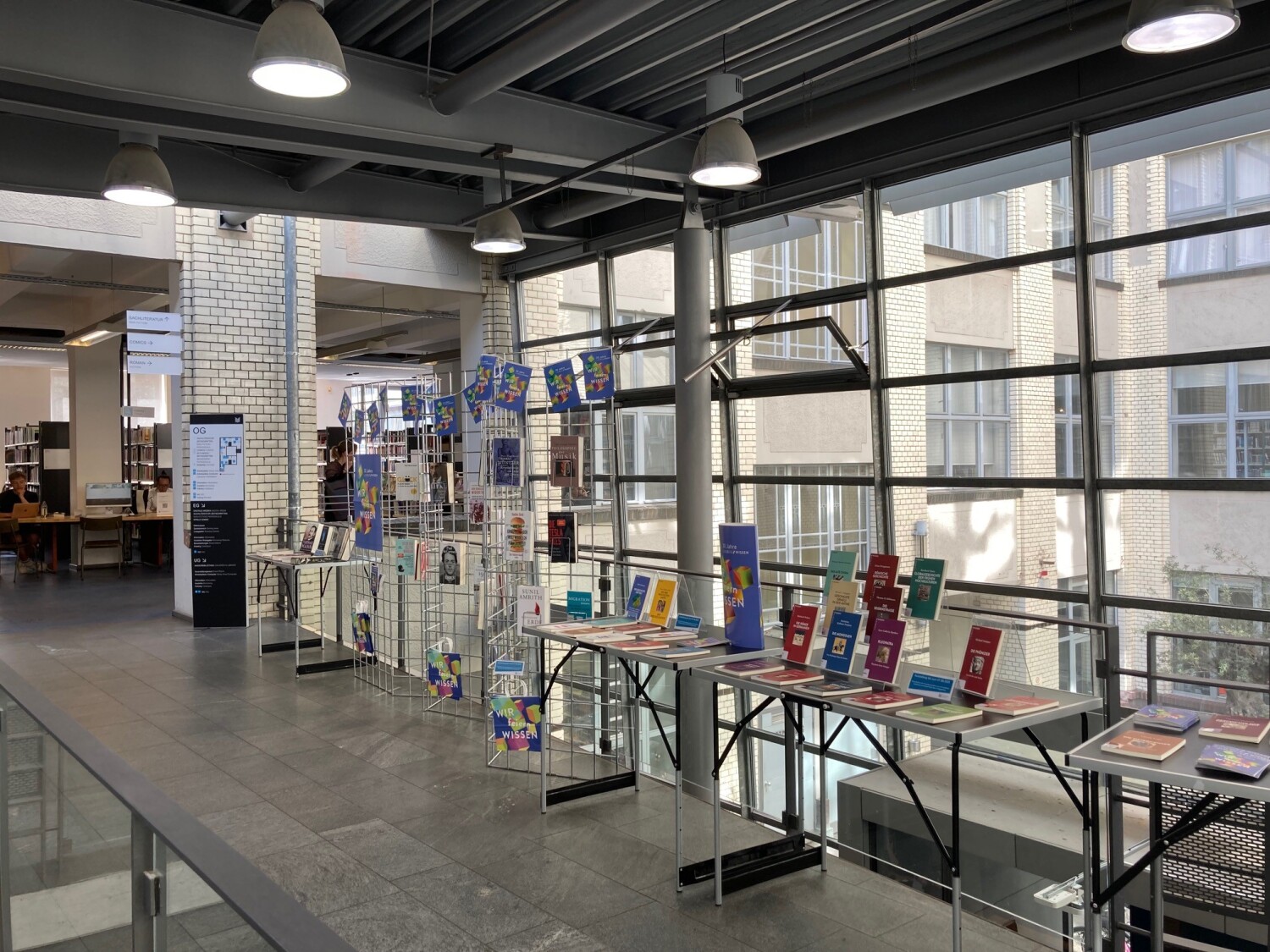 Ausstellungsfläche auf der Galerie der Phlipp-Schaeffer-Bibliothek