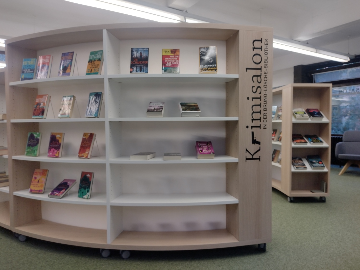 Ausstellungsfläche im Krimisalon der Bruno-Lösche-Bibliothek