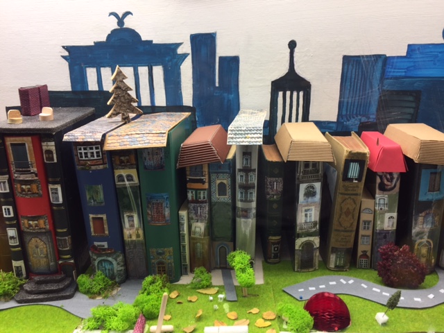 Bücherstadt im Schaukasten vor der Bruno-Lösche-Bibliothek