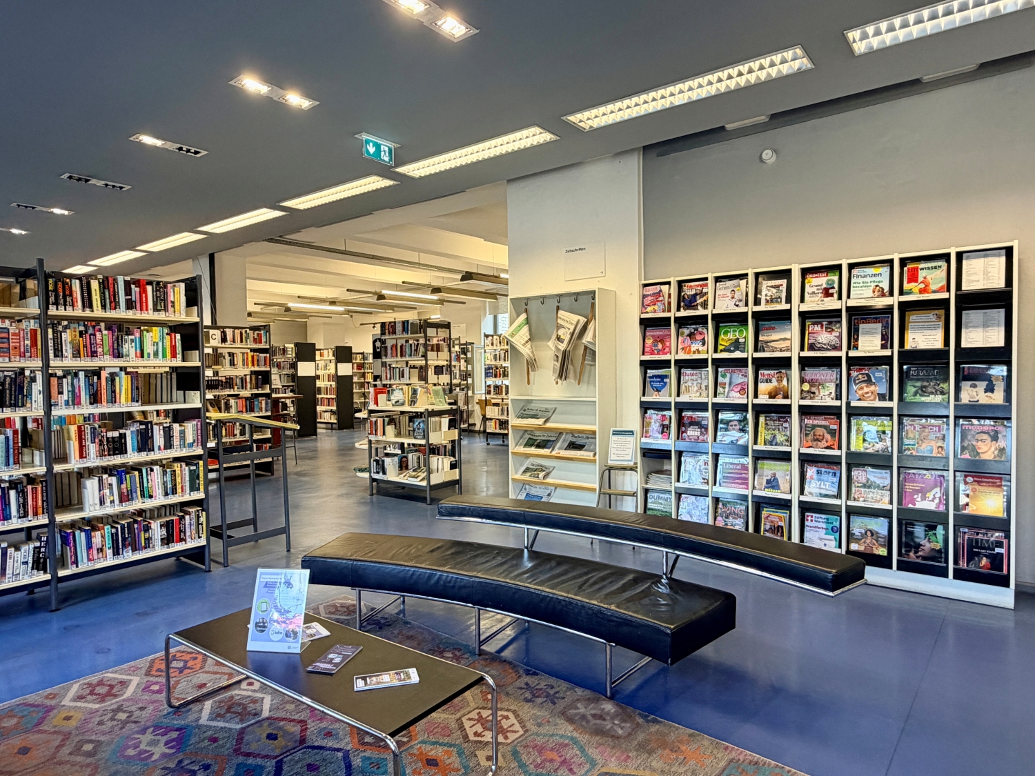Blick in den Magazinbereich der Phillipp-Schaeffer-Bibliothek