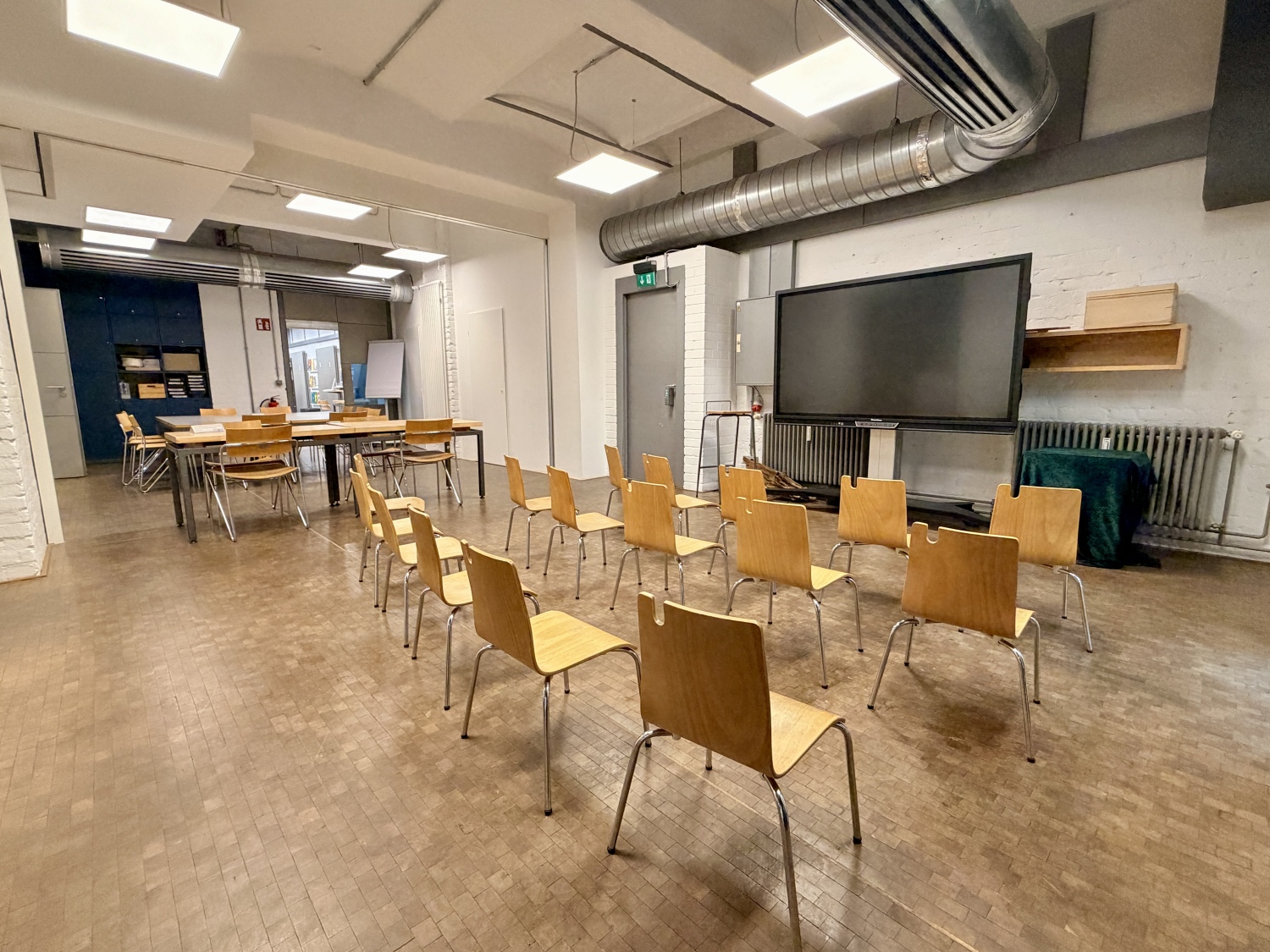 Bestuhlter Veranstaltungsraum in der Kinderbibliothek der Philipp-Schaeffer-Bibliothek
