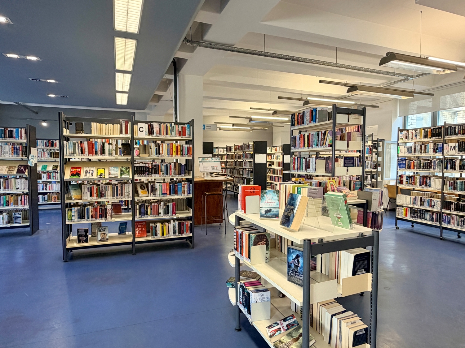 Blick durch die Regale in der Phillipp-Schaeffer-Bibliothek