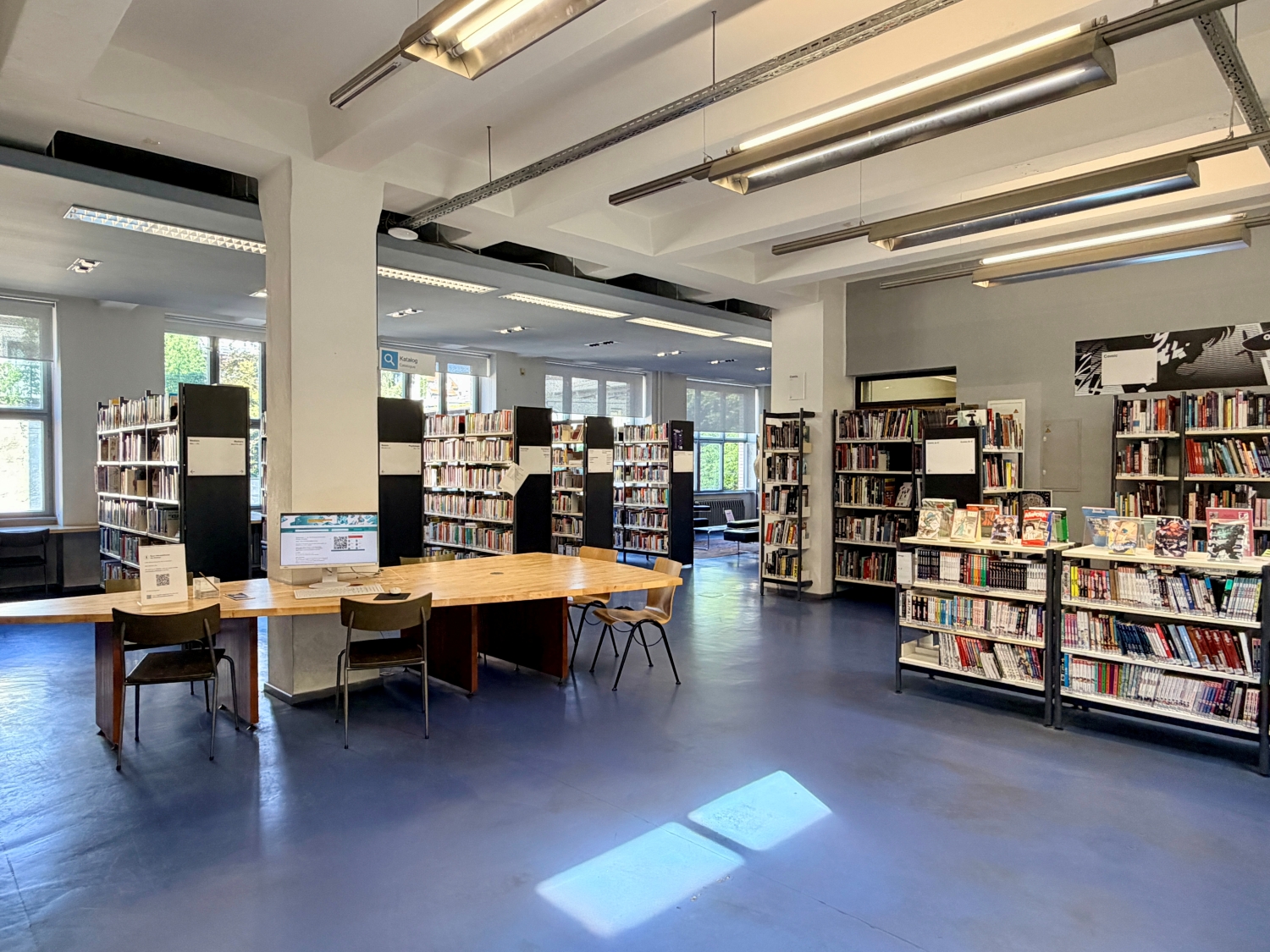 Blick durch die Regale in der Phillipp-Schaeffer-Bibliothek