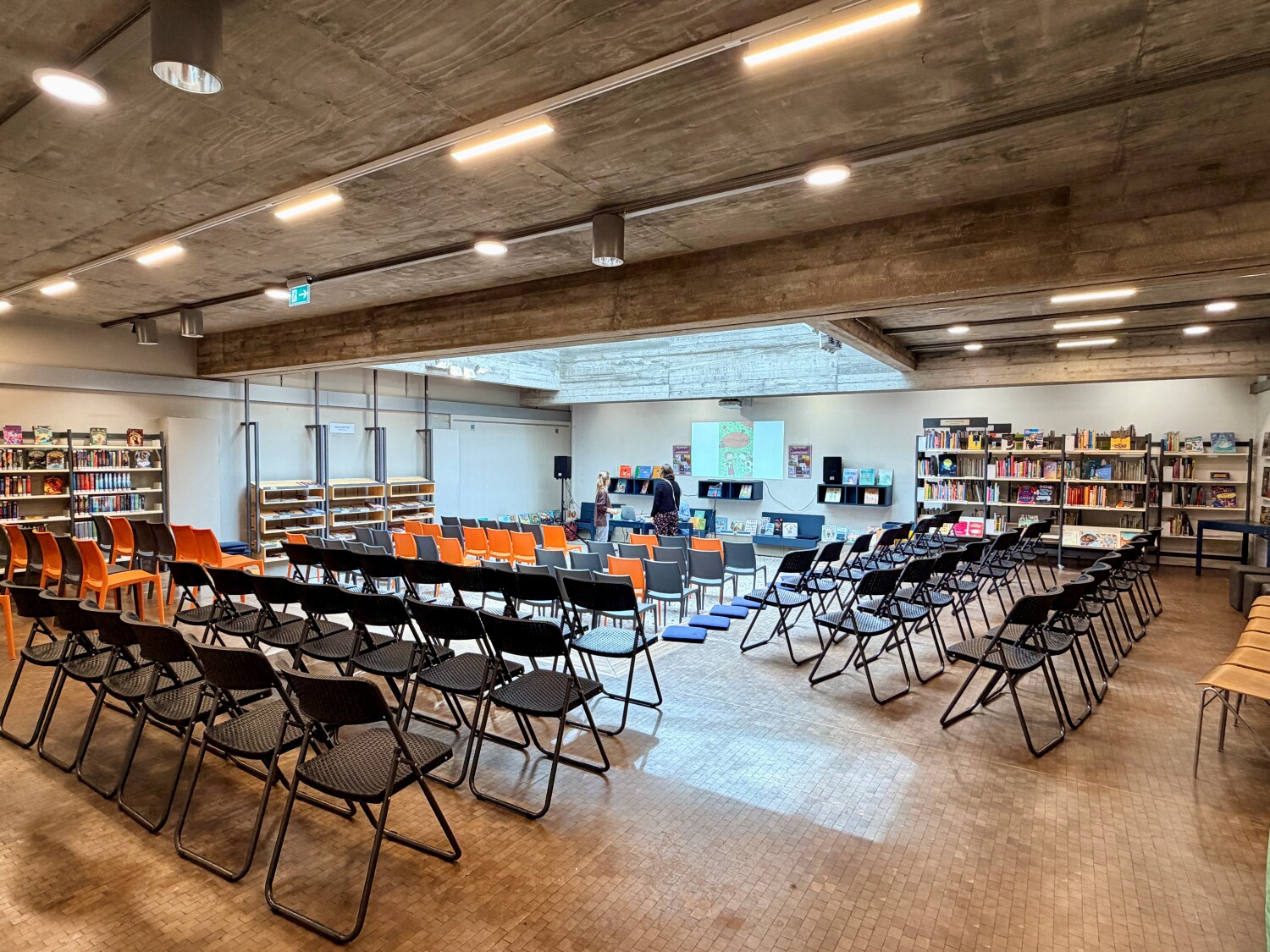 der Bestuhlte Veranstaltungsbereich in der Senke der Philipp-Schaeffer-Bibliothek