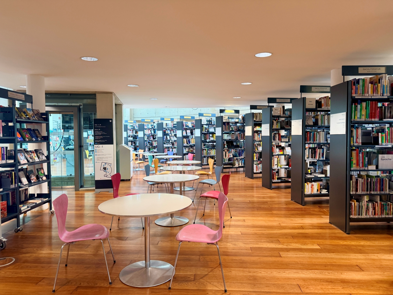 Arbeitsbereiche in der Bibliothek am Luisenbad
