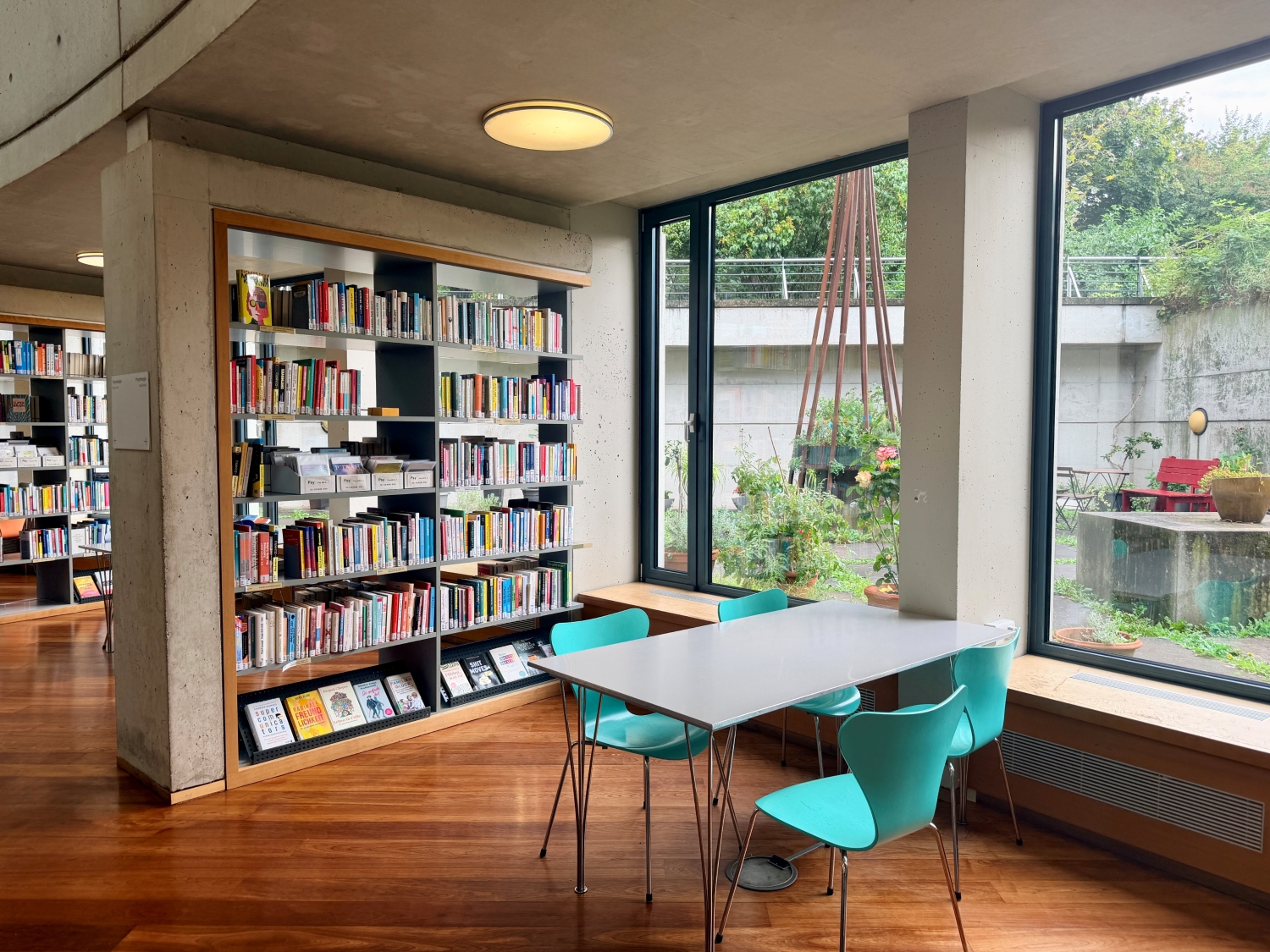 Arbeitsbereiche in der Bibliothek am Luisenbad