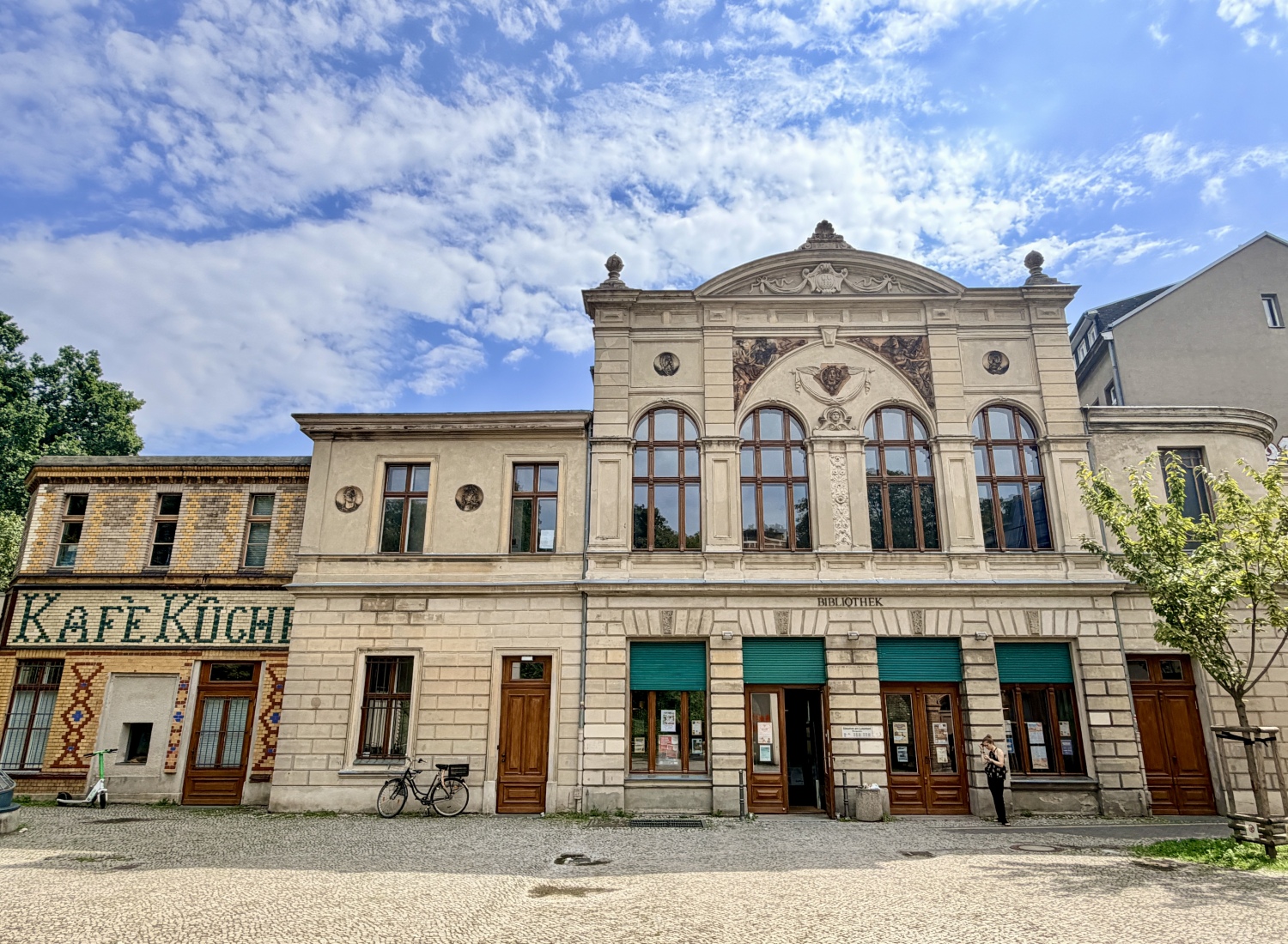 Fassade der Bibliothek am Luisenbad