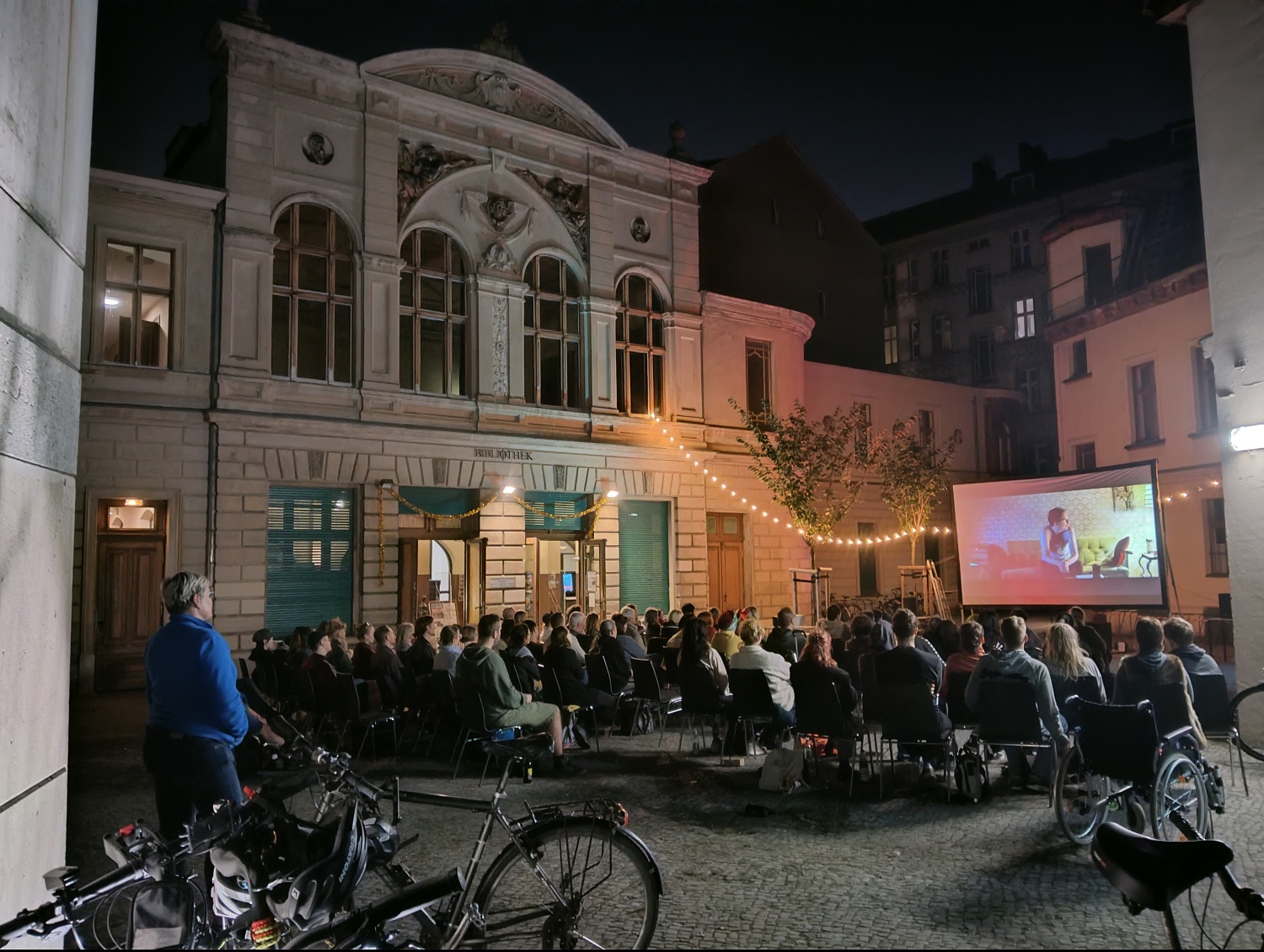 Das Freiluftkino "Süß und Salzig" in der Bibliothek am Luisenbad