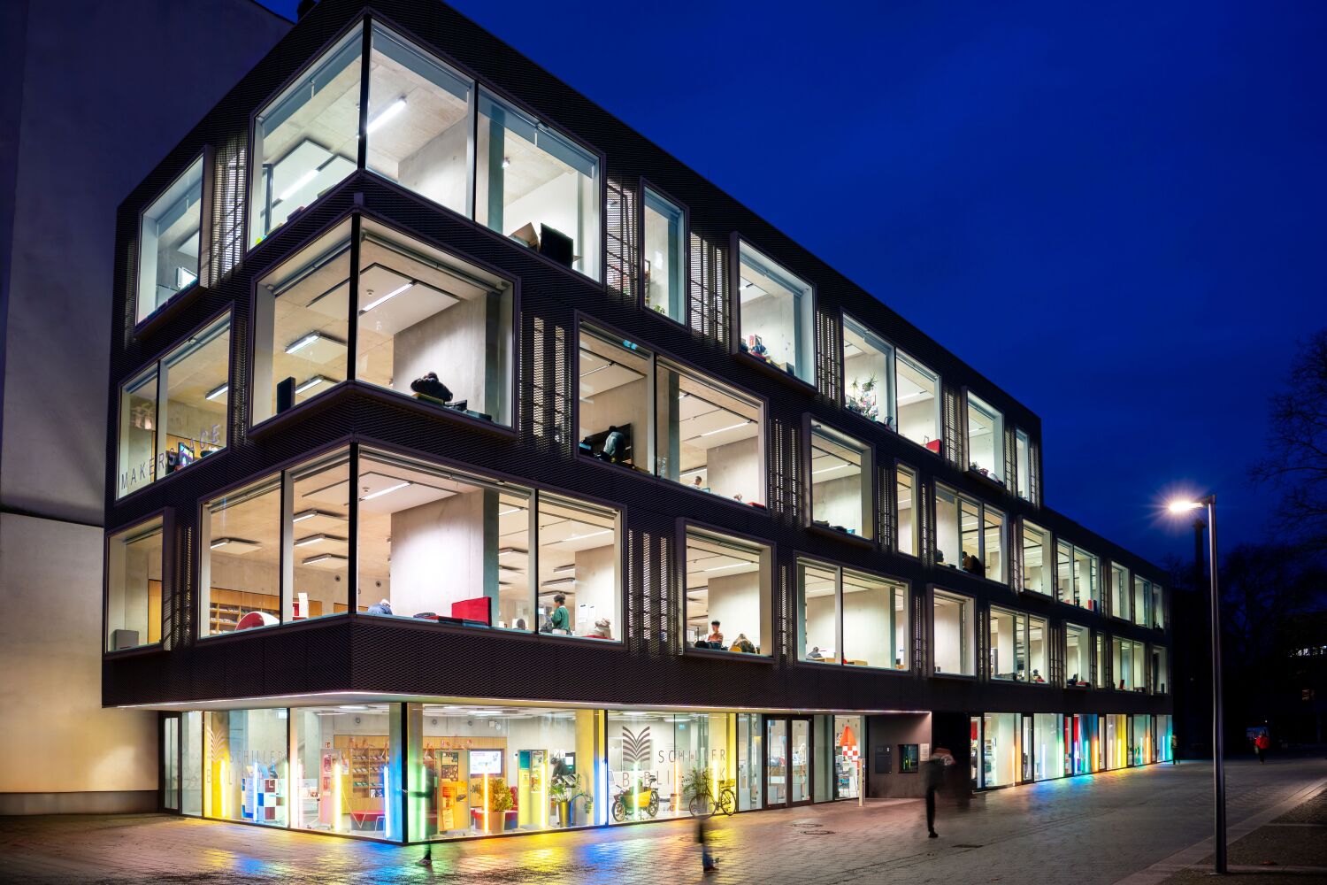 Die Schiller-Bibliothek bei Nacht