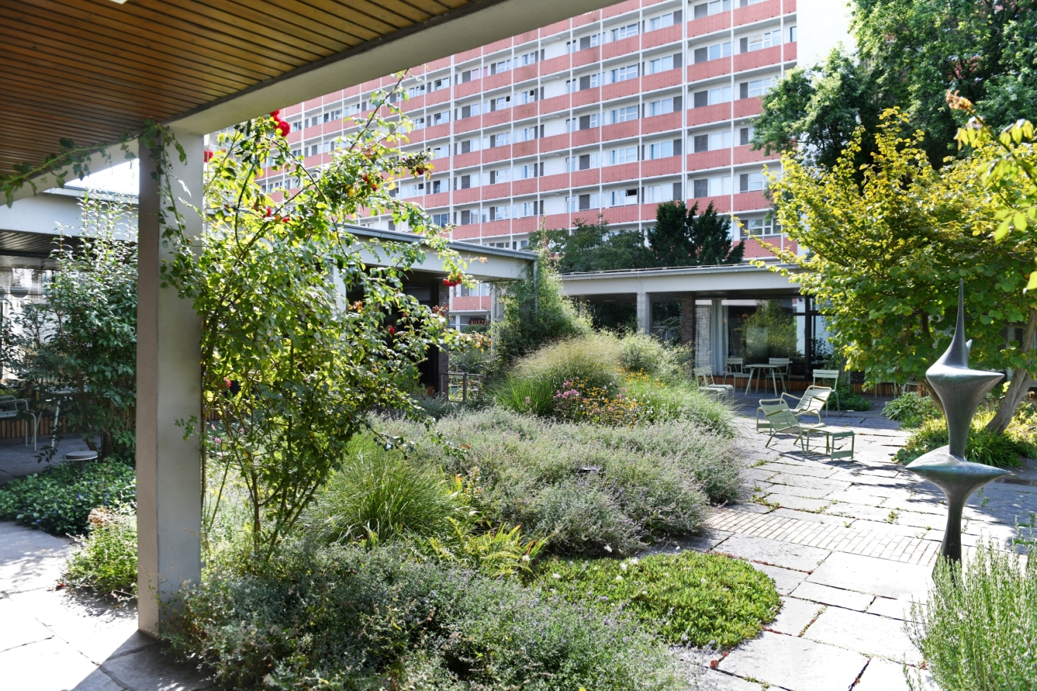 Lesegarten und Gebäude der Hansabibliothek