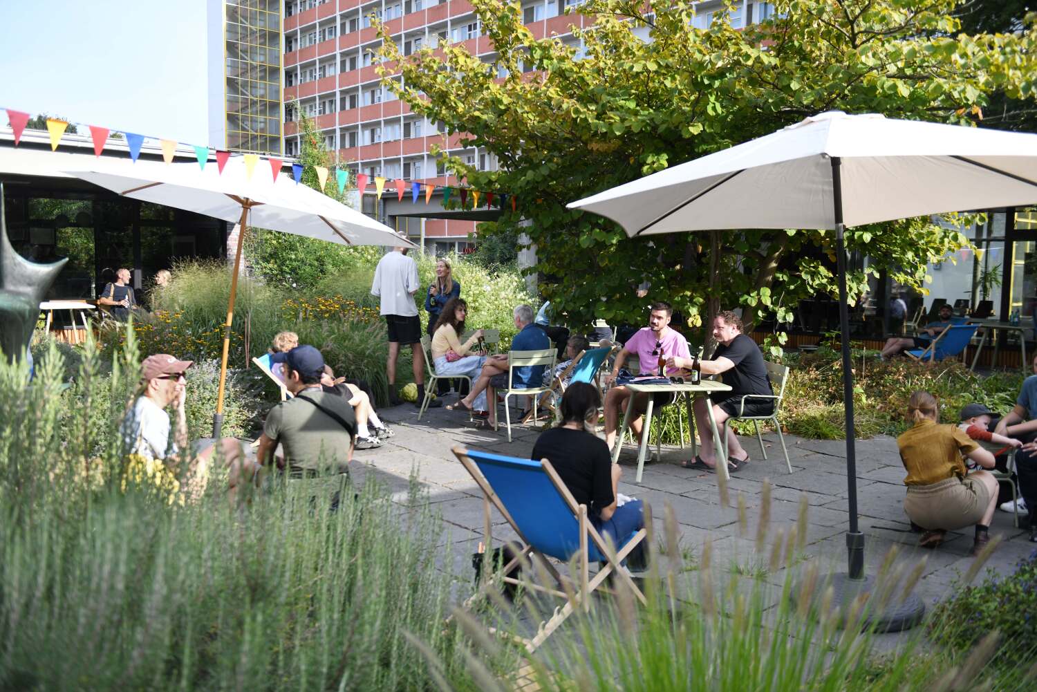 Eine Veranstaltung im Garten der Hansabibliothek